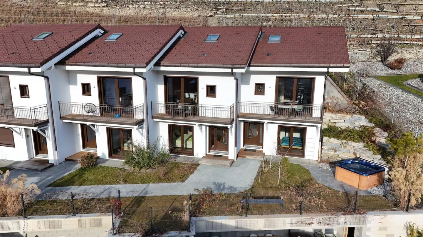 MAGNIFIKANTE REIHENHAUS VILLA 3 ZIMMER VON 107 M2 IM HERZEN DER WEINBERGE IN SAILLON - Foto 1 von 12
