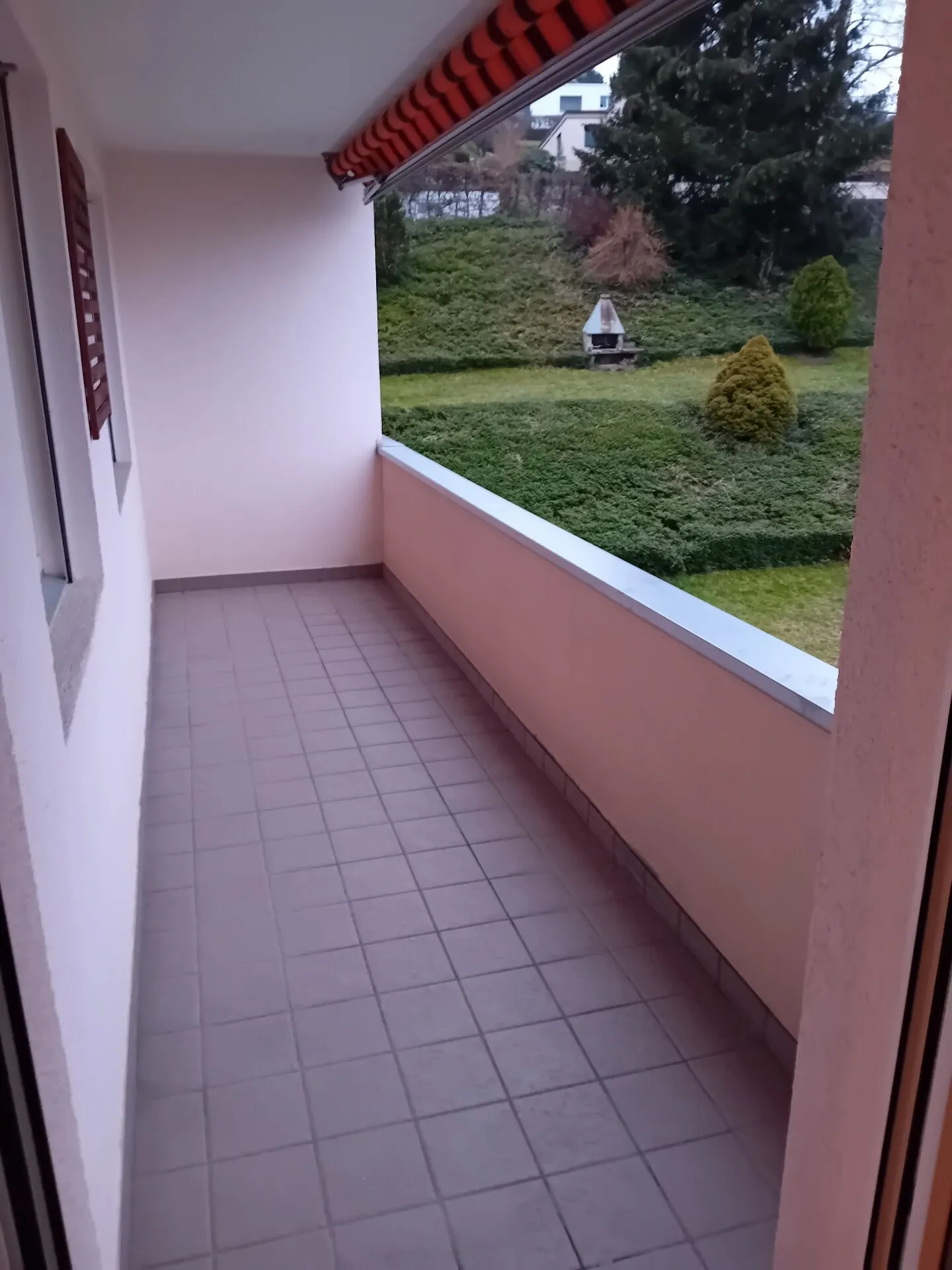 Appartamento 3.5 stanze appena ristrutturato in un tranquillo quartiere residenziale - Foto 5 di 5