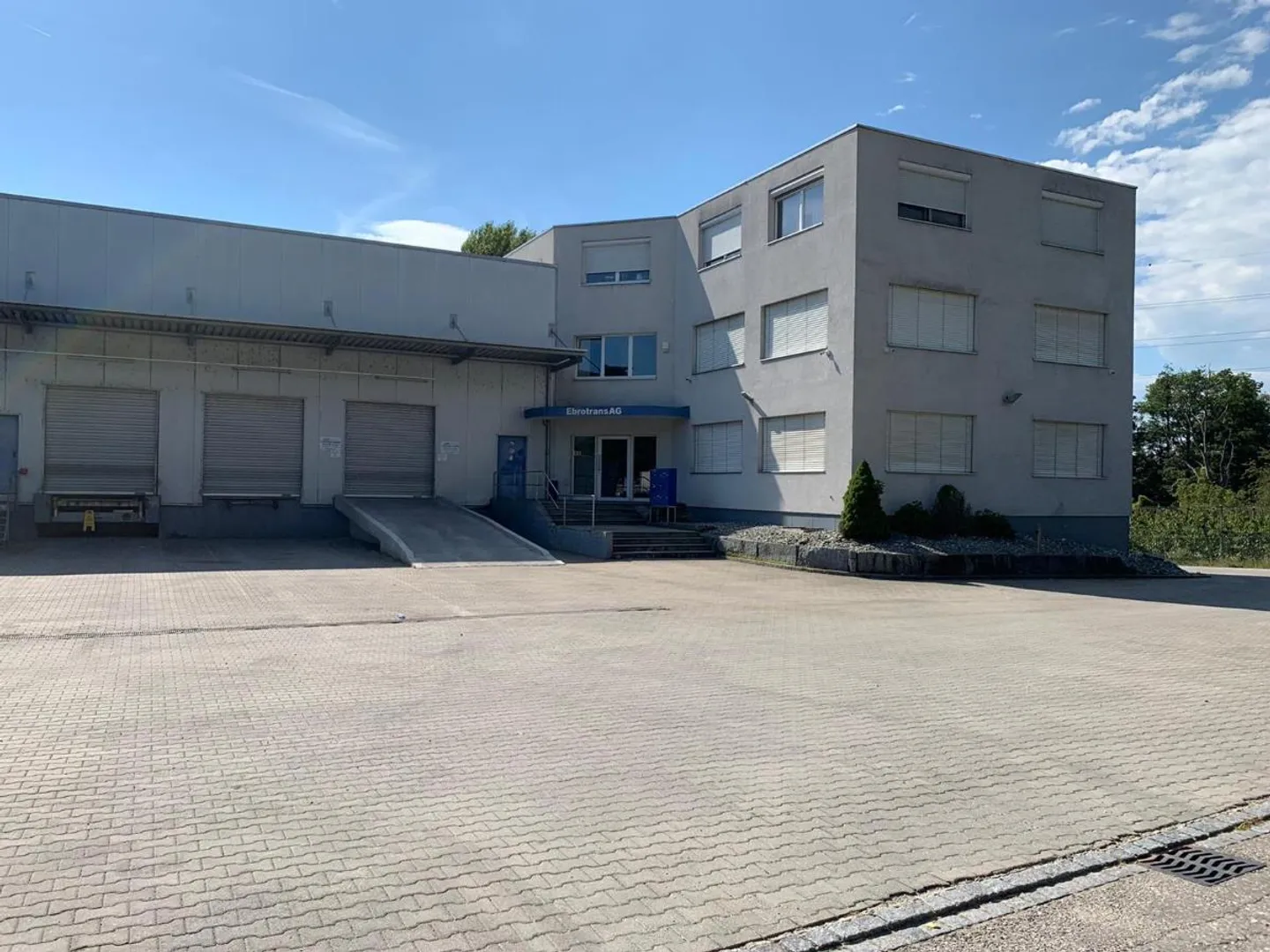 Mixed-use building for sale - Photo 3 of 5