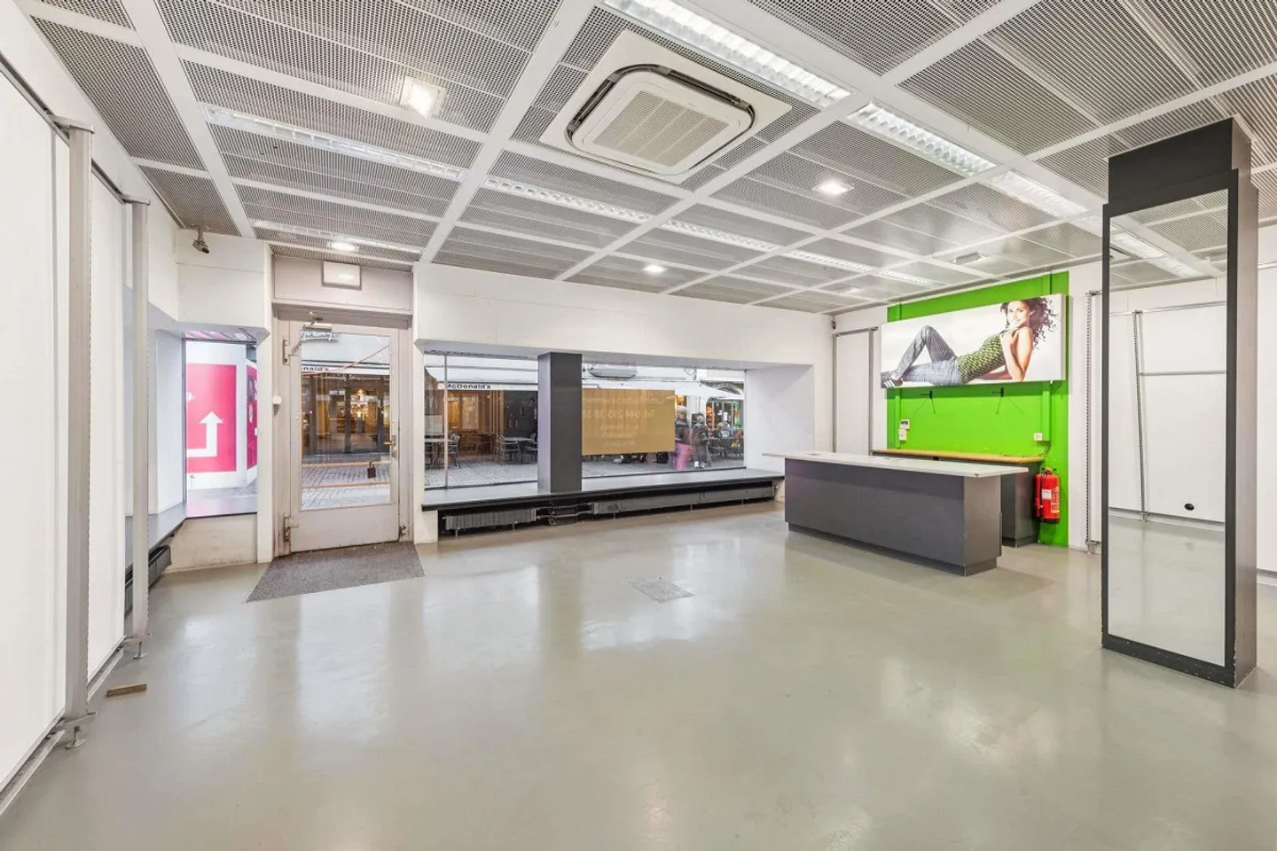 Espace commercial situé au centre de la vieille ville de Schaffhouse - Photo 5 sur 11