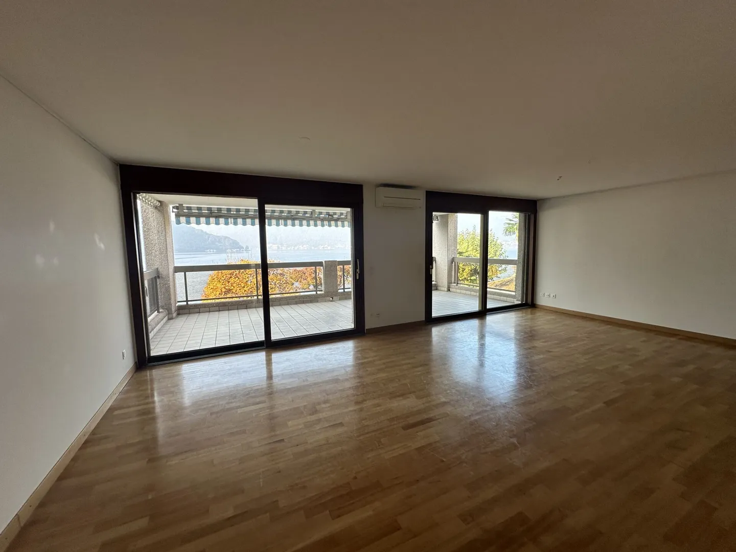 Appartamento elegante fronte lago con doppie viste e comfort eccezionale - Foto 3 di 17