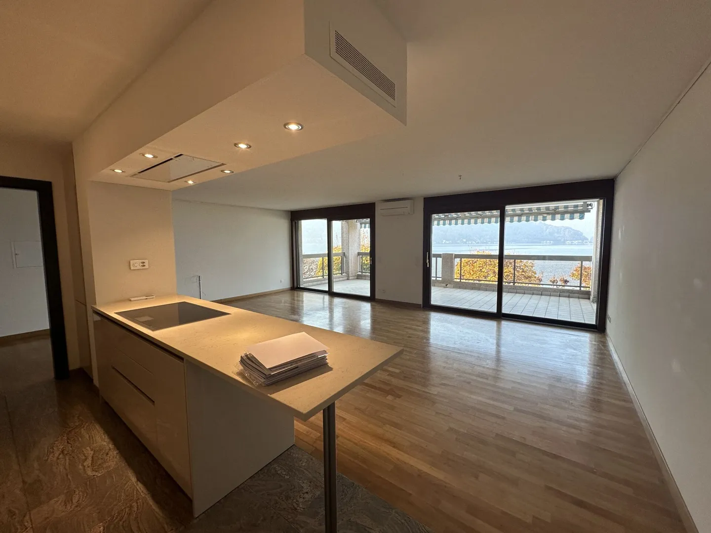 Appartamento elegante fronte lago con doppie viste e comfort eccezionale - Foto 4 di 17