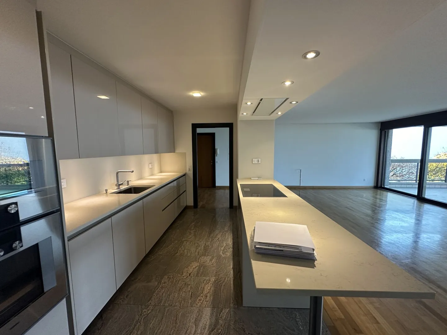 Appartamento elegante fronte lago con doppie viste e comfort eccezionale - Foto 5 di 17