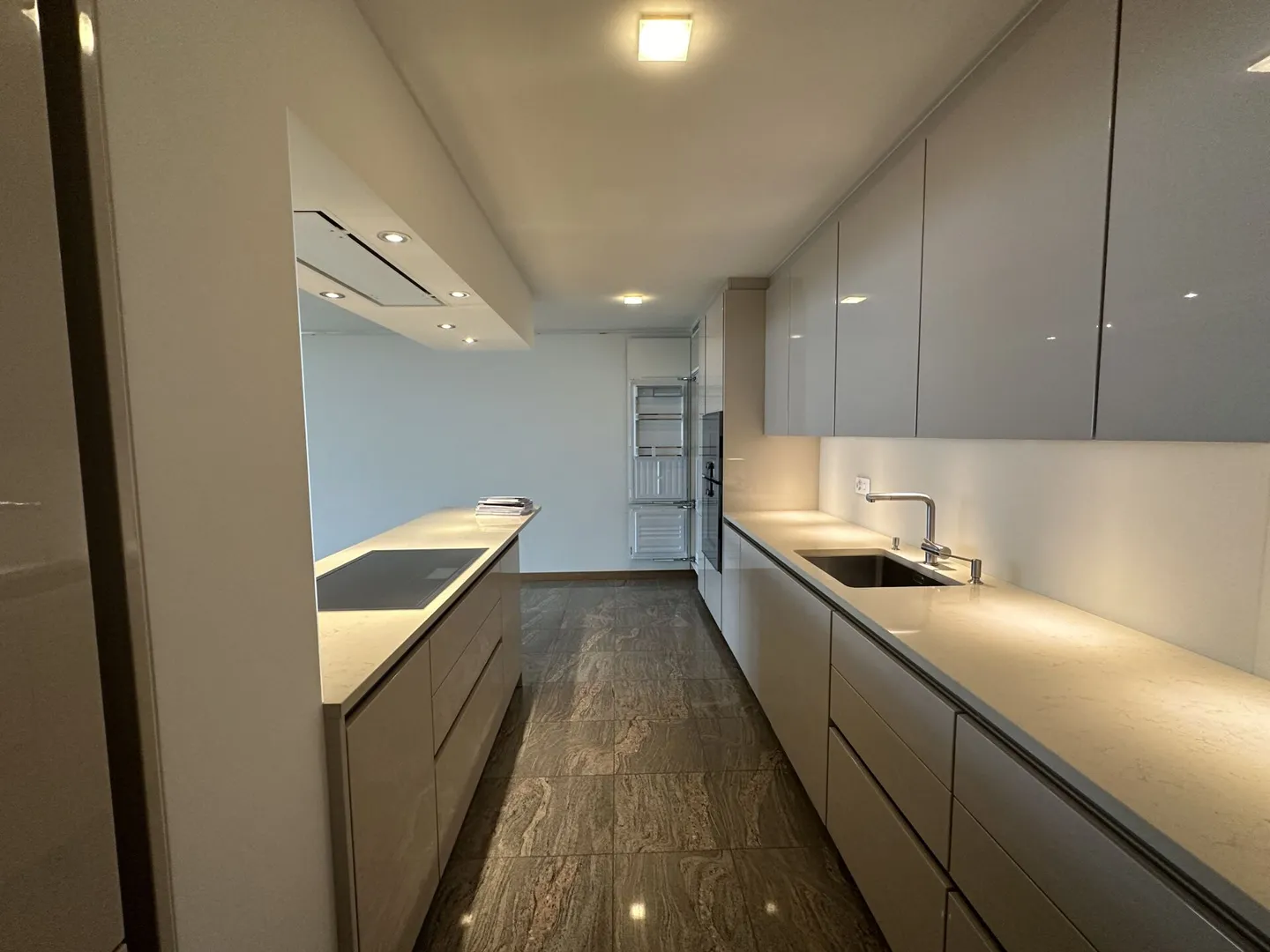 Appartamento elegante fronte lago con doppie viste e comfort eccezionale - Foto 6 di 17