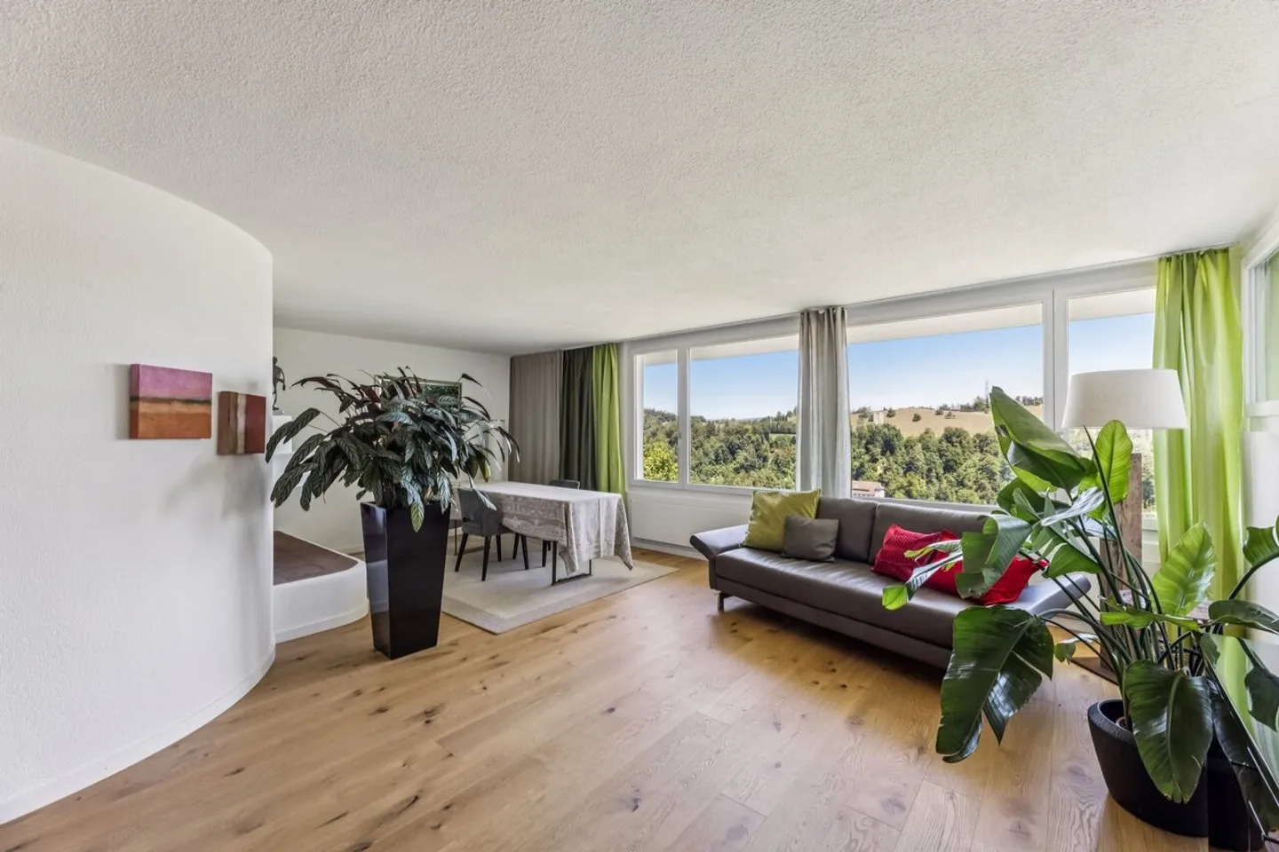Maison spacieuse avec beau jardin - Photo 2 sur 7