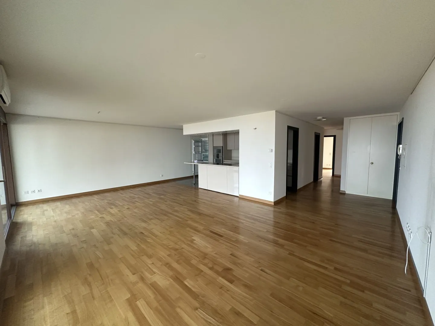 Appartamento elegante fronte lago con doppie viste e comfort eccezionale - Foto 7 di 17