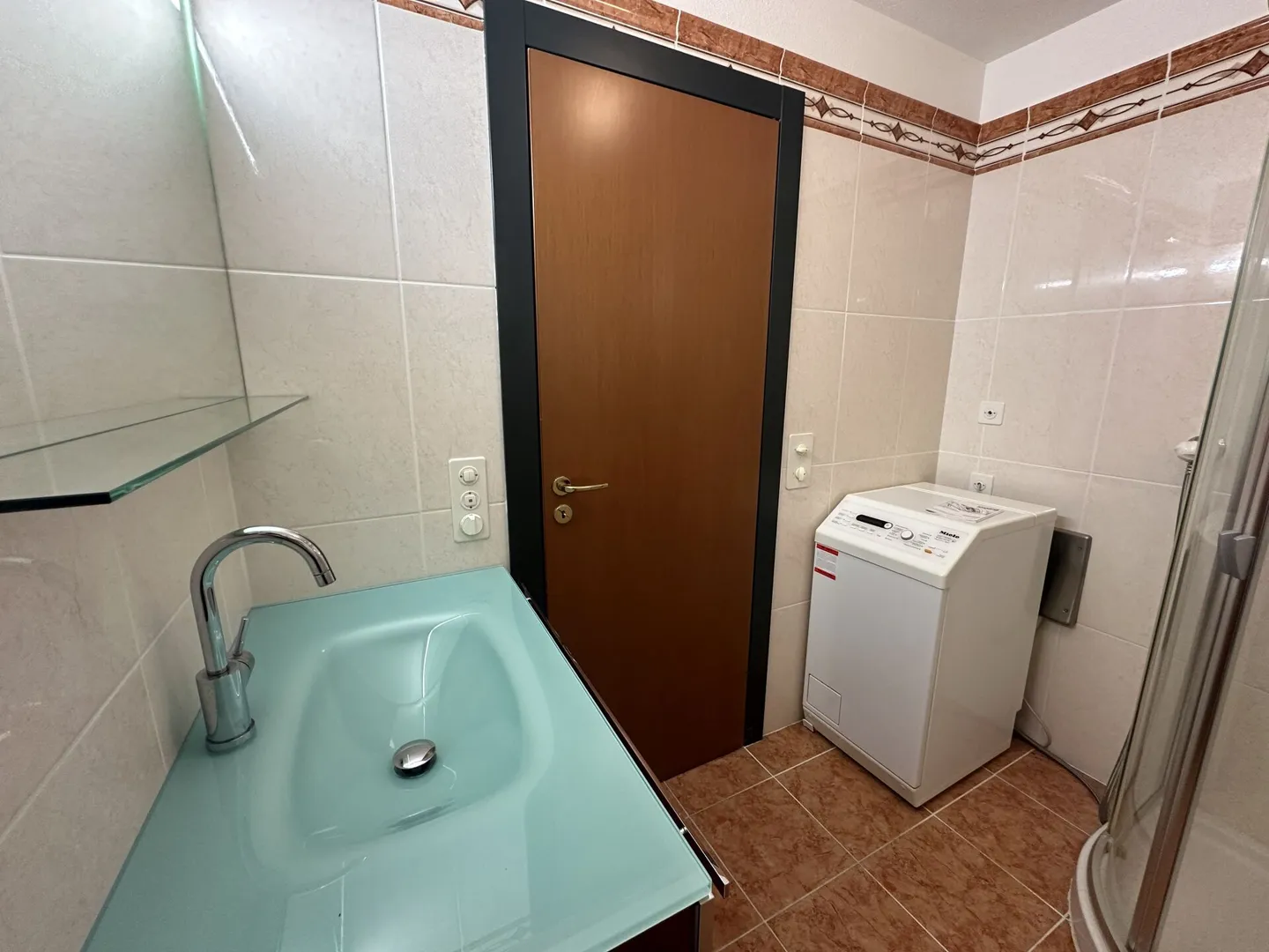 Appartamento elegante fronte lago con doppie viste e comfort eccezionale - Foto 8 di 17