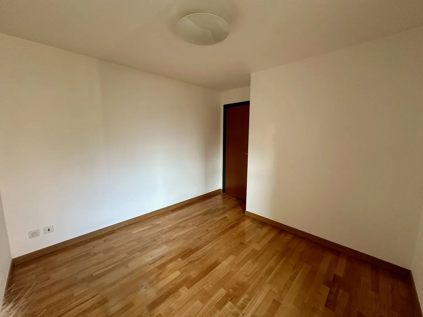 Appartamento elegante fronte lago con doppie viste e comfort eccezionale - Foto 9 di 17