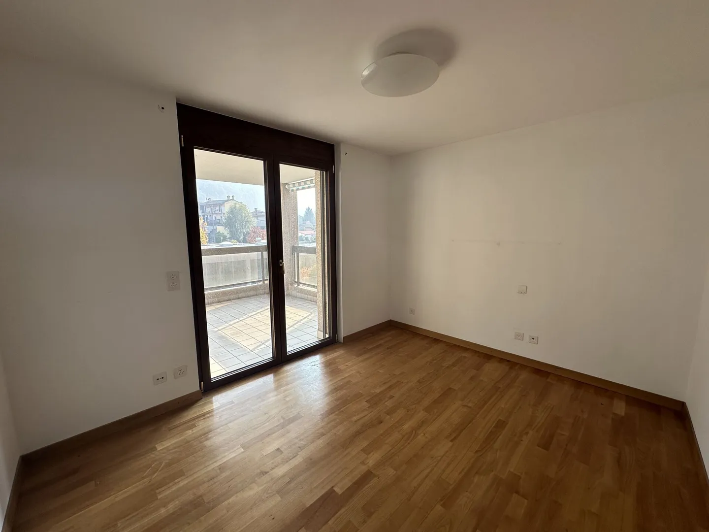 Appartamento elegante fronte lago con doppie viste e comfort eccezionale - Foto 10 di 17