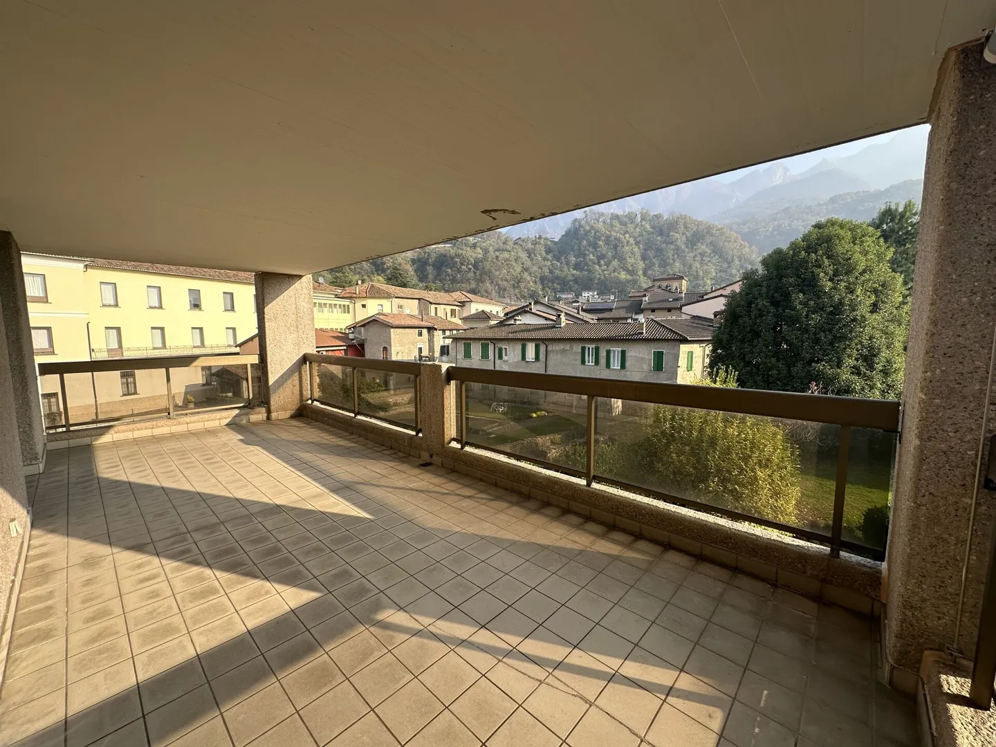 Appartamento elegante fronte lago con doppie viste e comfort eccezionale - Foto 13 di 17