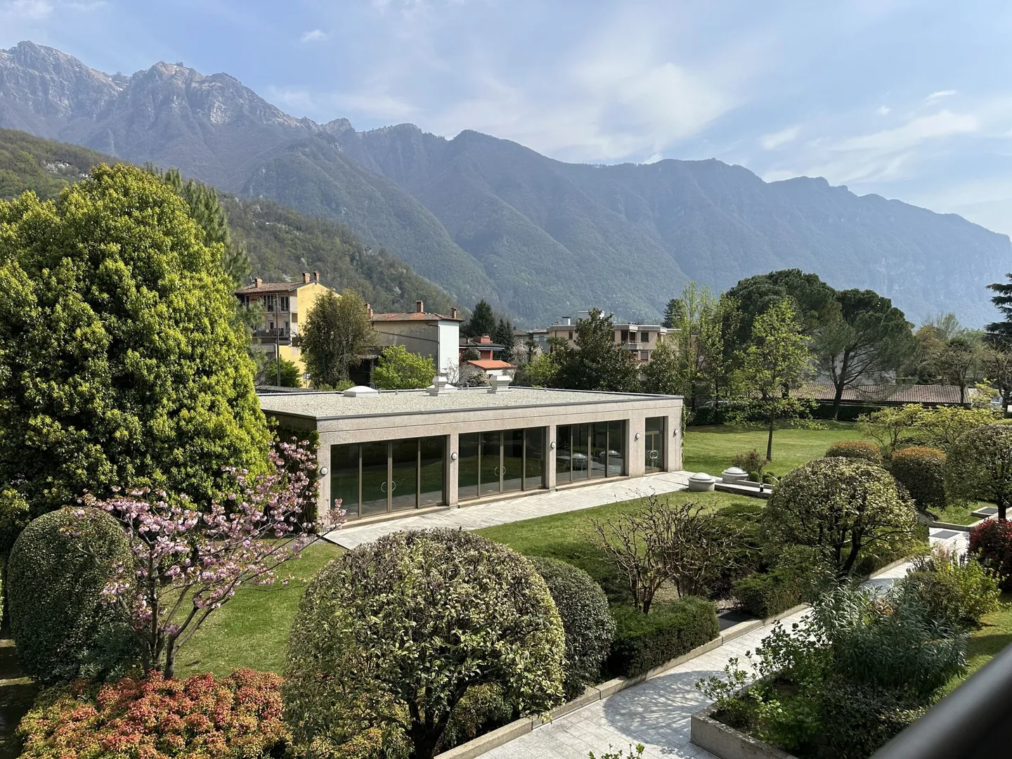 Appartamento elegante fronte lago con doppie viste e comfort eccezionale - Foto 14 di 17