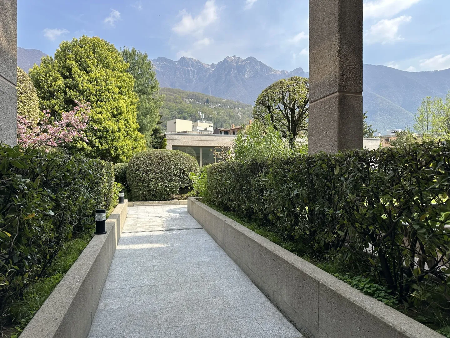 Appartamento elegante fronte lago con doppie viste e comfort eccezionale - Foto 15 di 17