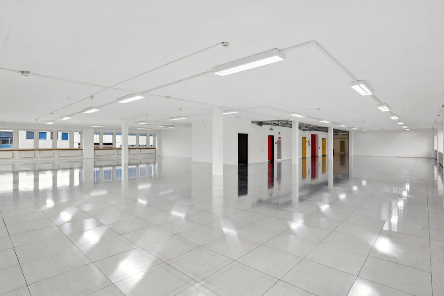 Large, bright platform near Flon - Photo 8 of 12