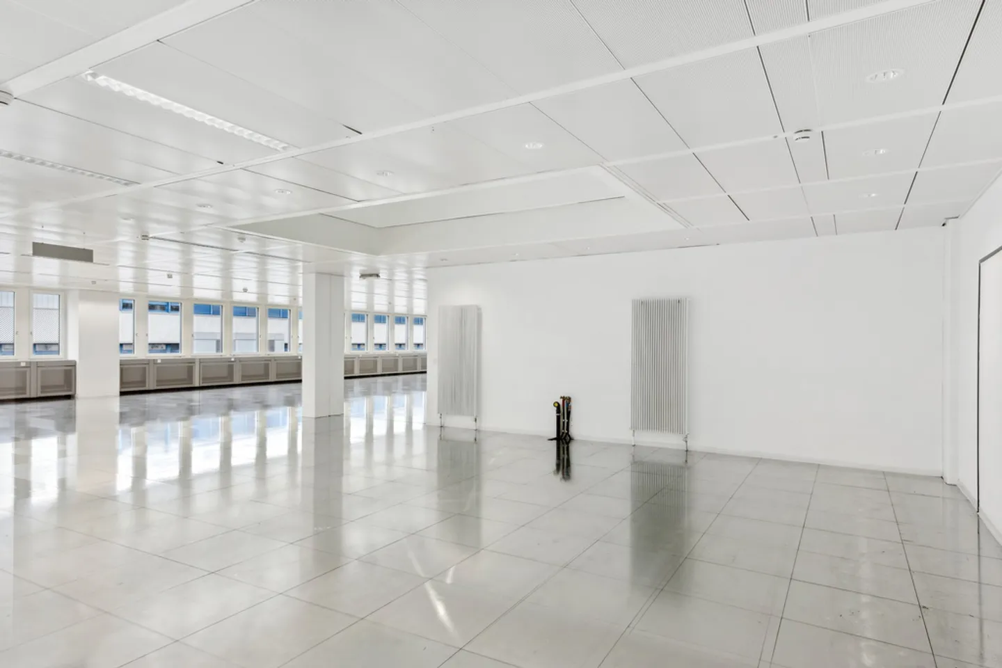 Large, bright platform near Flon - Photo 9 of 12