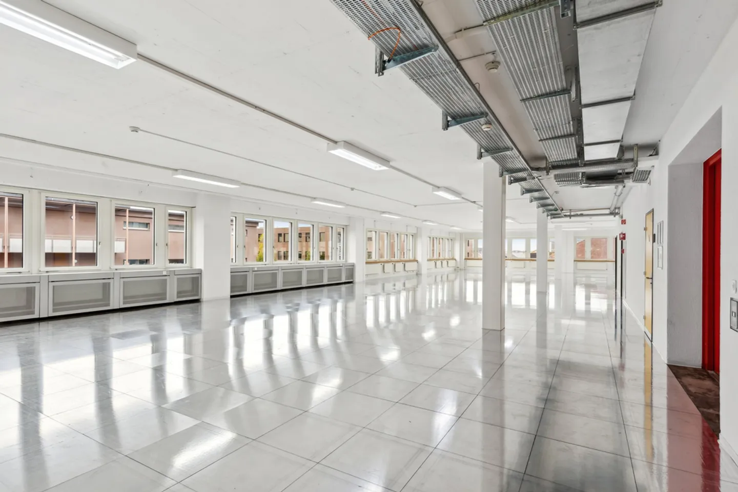 Large, bright platform near Flon - Photo 10 of 12