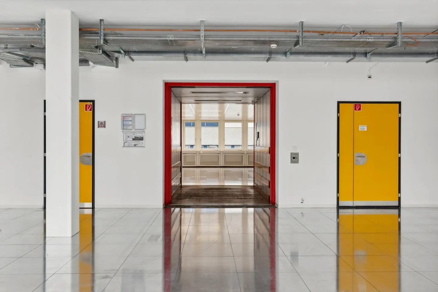 Large, bright platform near Flon - Photo 11 of 12