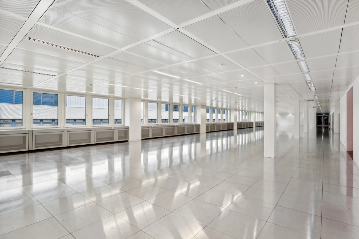 Large, bright platform near Flon - Photo 4 of 12