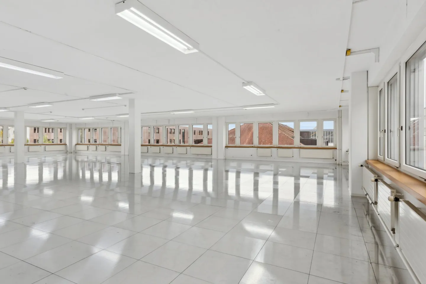 Large, bright platform near Flon - Photo 6 of 12