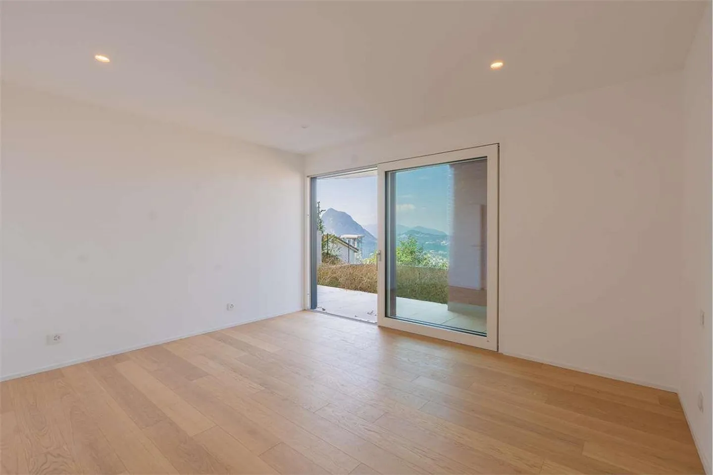 2551_Magnificent City Villa 5.5 Rooms with Lake View - Photo 11 of 12