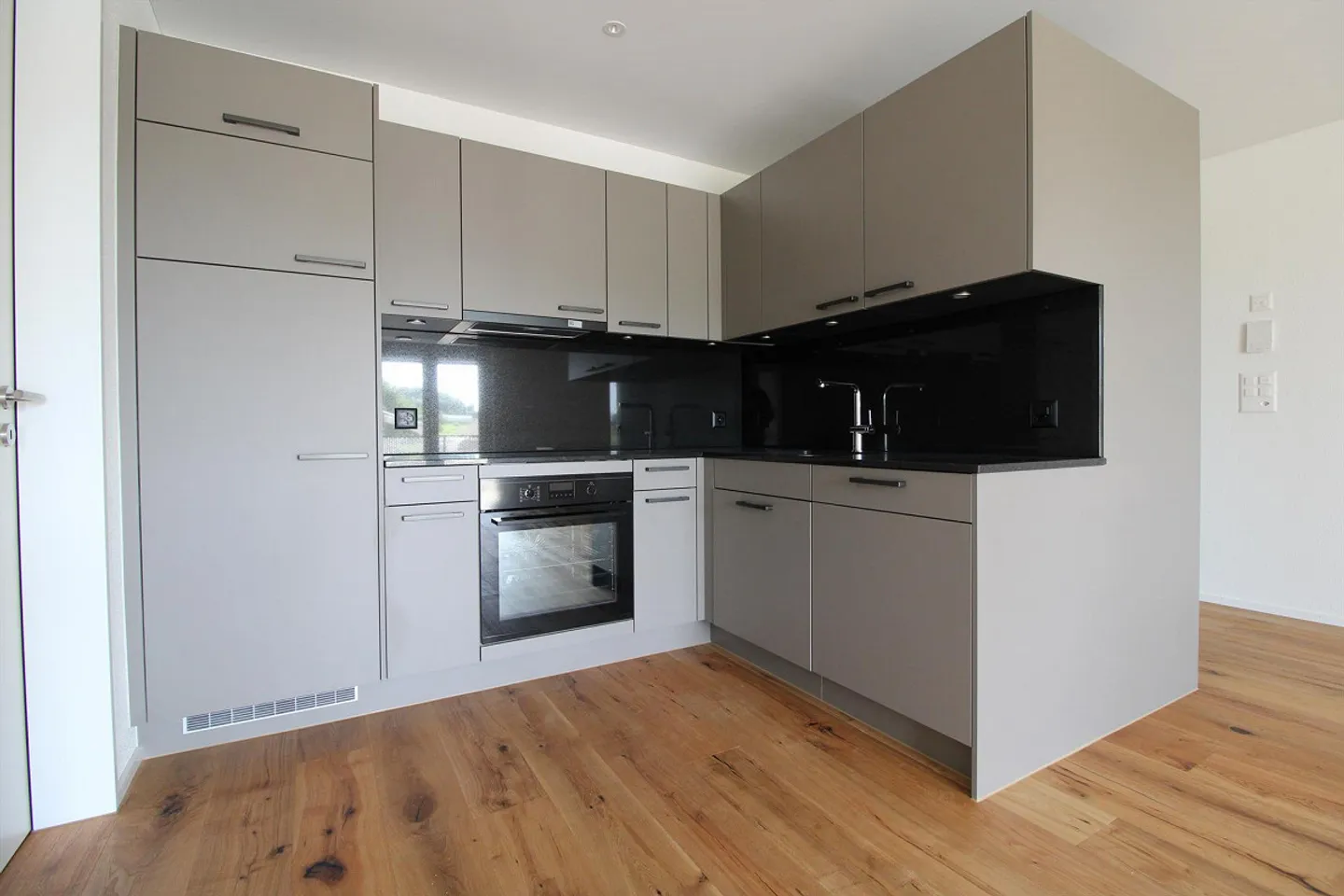 Moderne 2.5-Zimmer-Wohnung in Berg - Foto 1 von 7