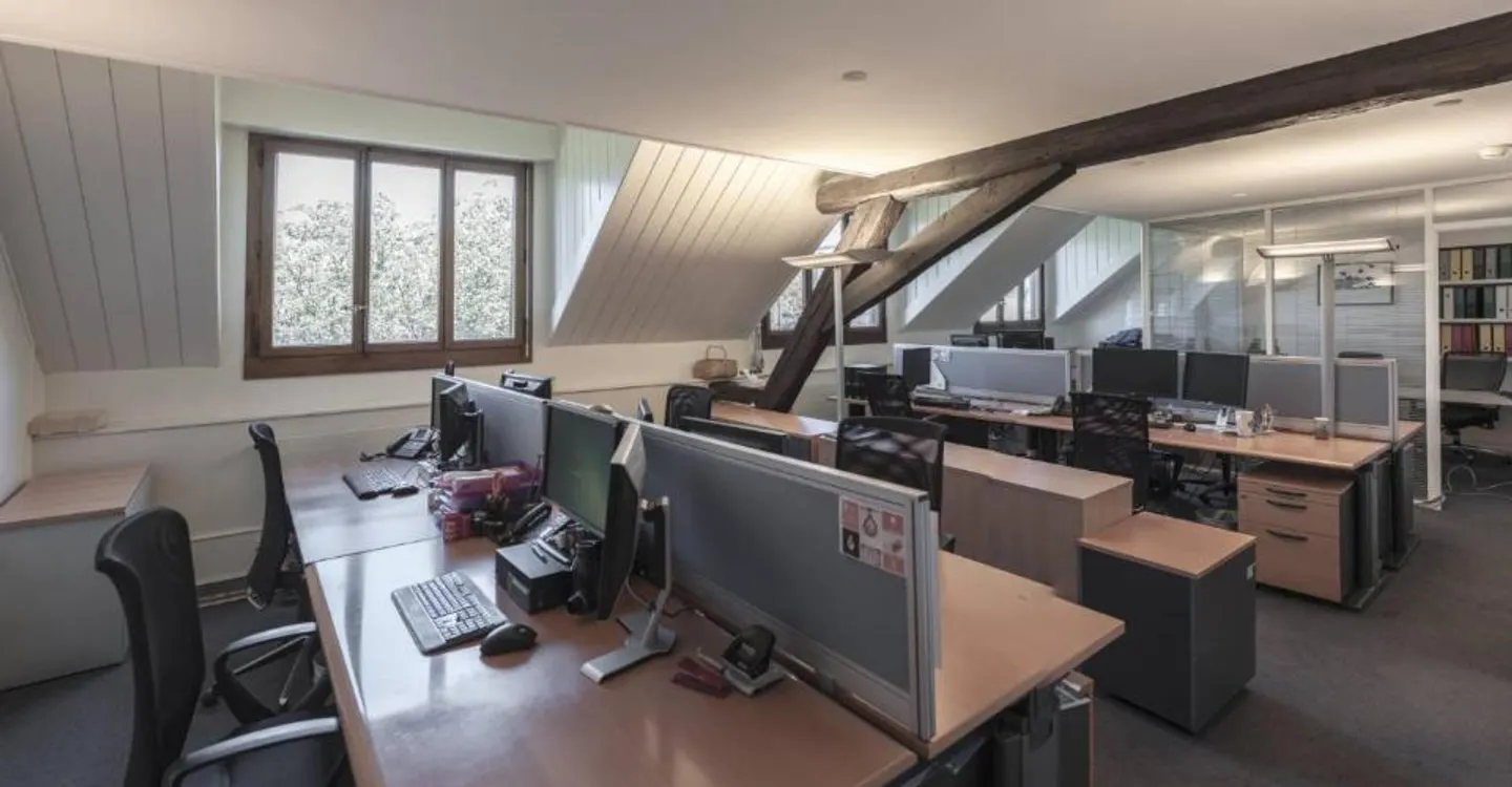 SPLENDID OFFICE SPACE IN A PRESTIGIOUS NEIGHBORHOOD - Photo 9 of 12