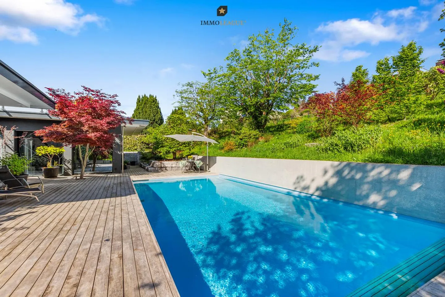 Villa architettonica con atrio, piscina e vista panoramica sul lago. - Foto 1 di 12