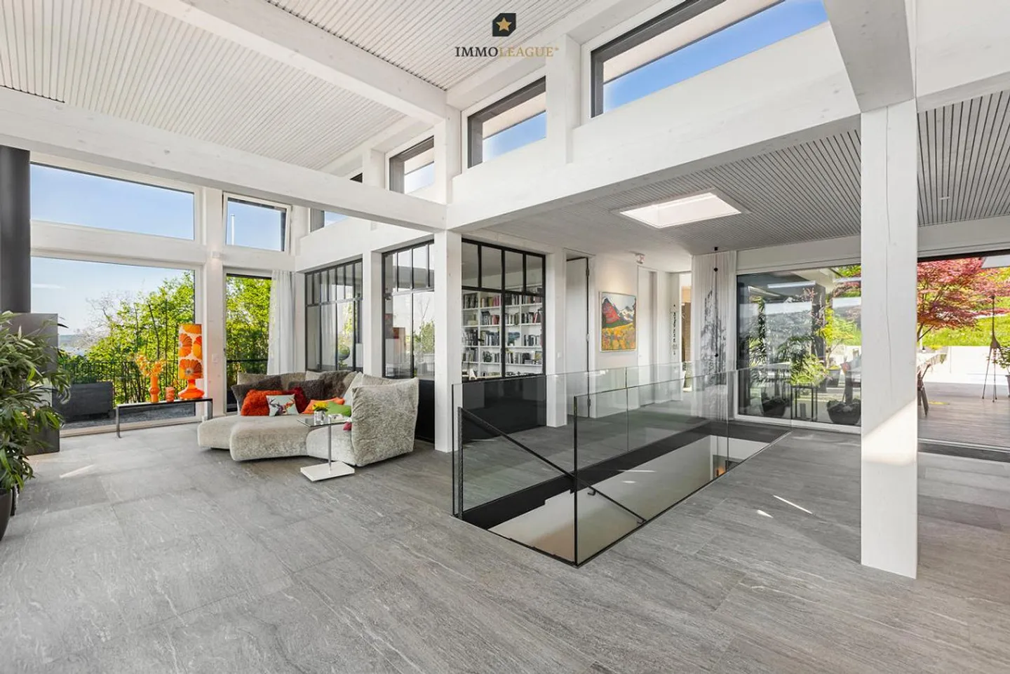 Villa architettonica con atrio, piscina e vista panoramica sul lago. - Foto 3 di 12