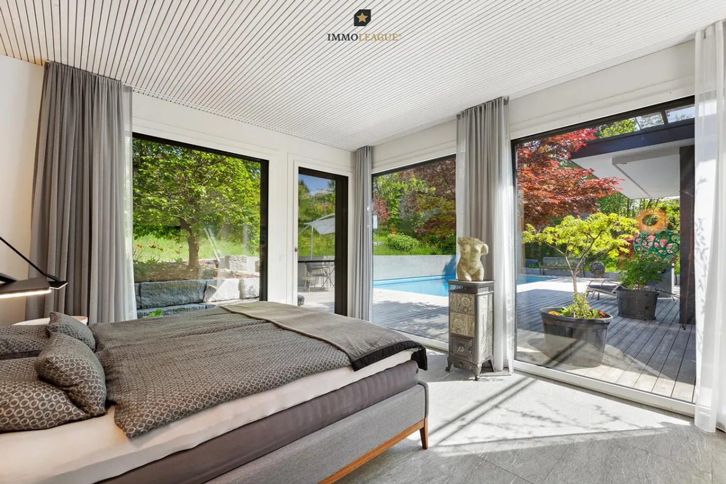 Villa architettonica con atrio, piscina e vista panoramica sul lago. - Foto 6 di 12