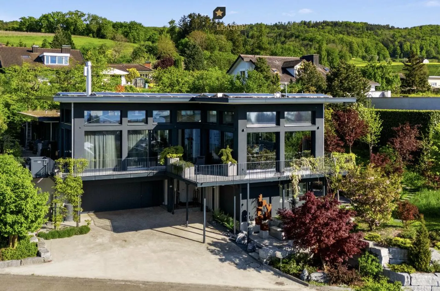 Villa architettonica con atrio, piscina e vista panoramica sul lago. - Foto 7 di 12