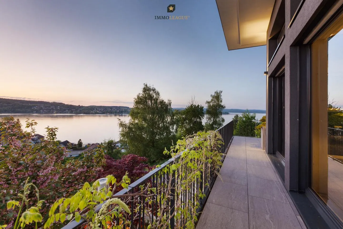 Villa architettonica con atrio, piscina e vista panoramica sul lago. - Foto 8 di 12