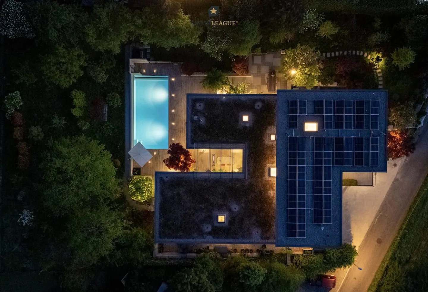 Villa architettonica con atrio, piscina e vista panoramica sul lago. - Foto 9 di 12