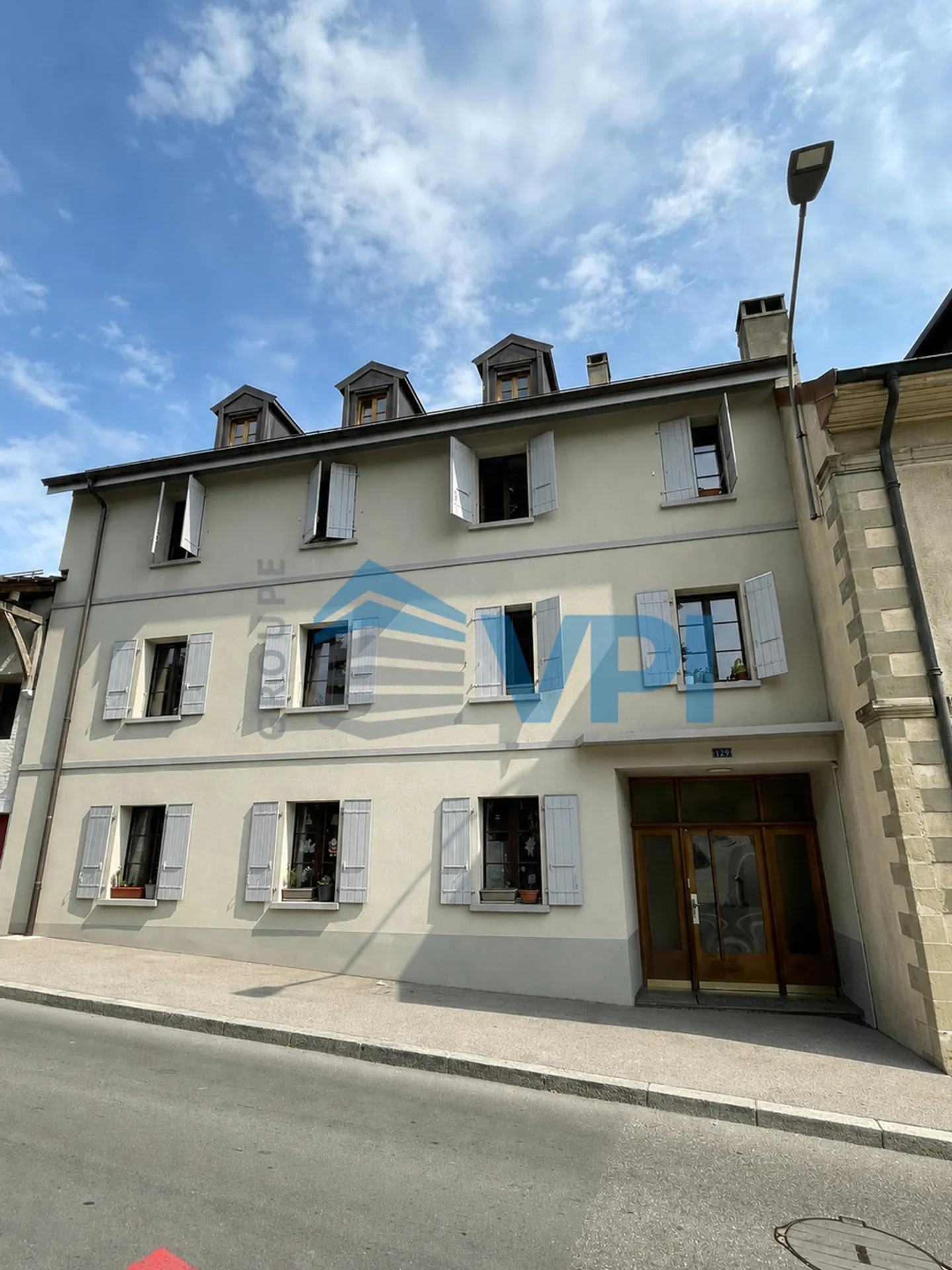 Appartement moderne de 2,5 pièces dans un immeuble villageois - Photo 1 sur 7
