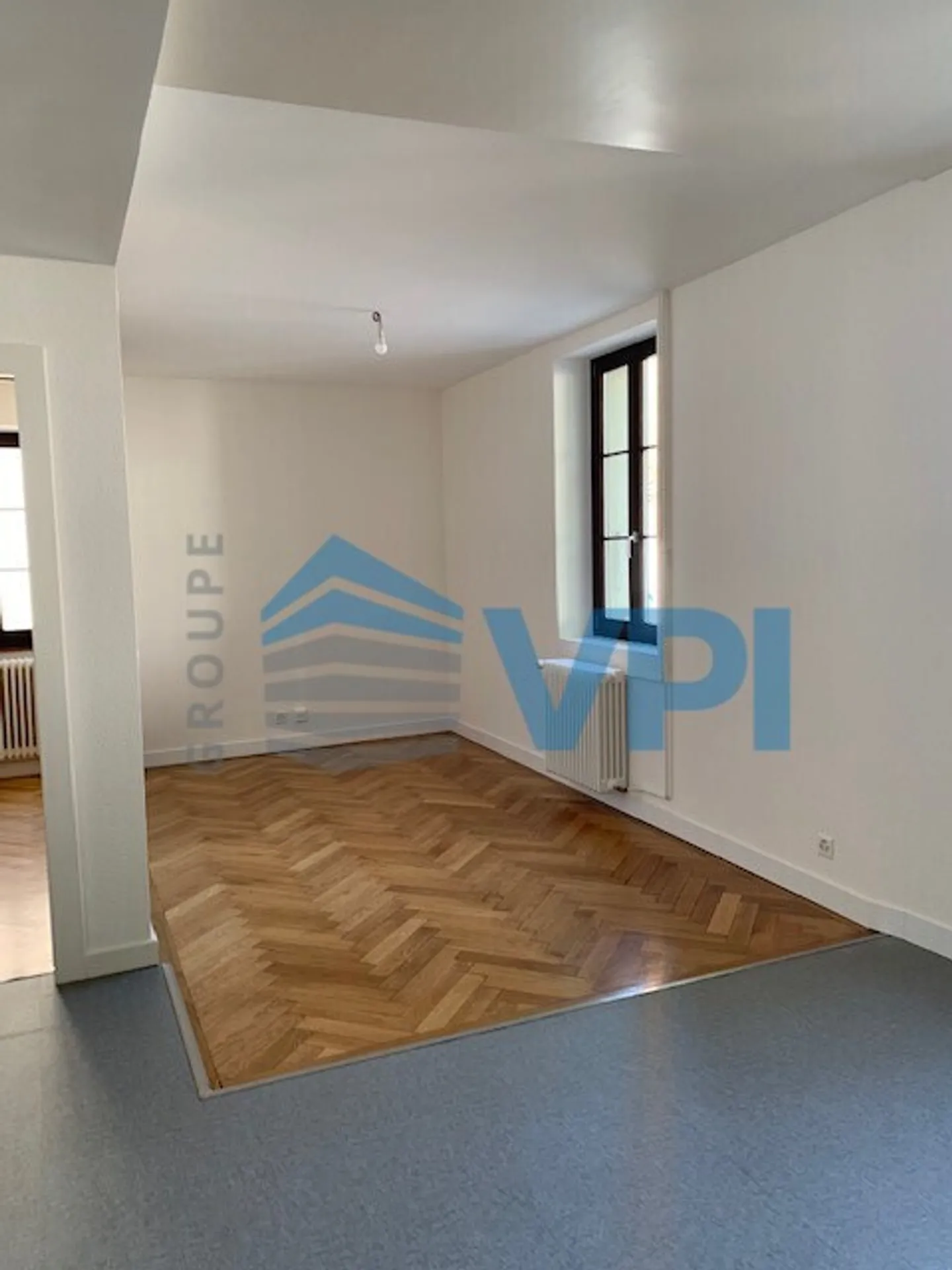 Appartement moderne de 2,5 pièces dans un immeuble villageois - Photo 2 sur 7