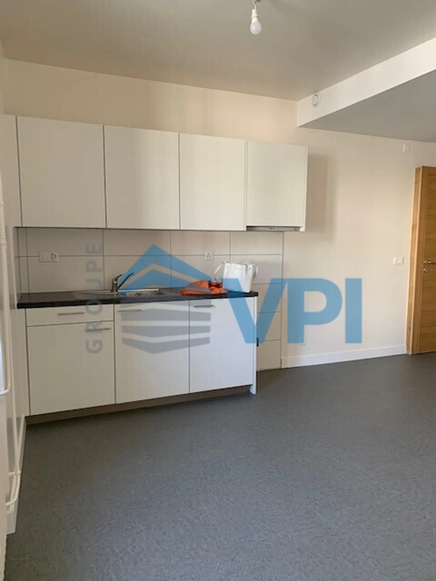 Appartement moderne de 2,5 pièces dans un immeuble villageois - Photo 3 sur 7