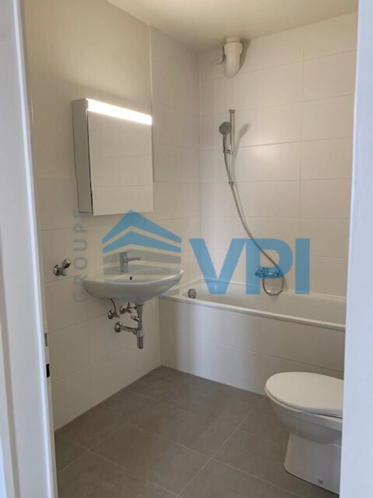 Appartement moderne de 2,5 pièces dans un immeuble villageois - Photo 6 sur 7