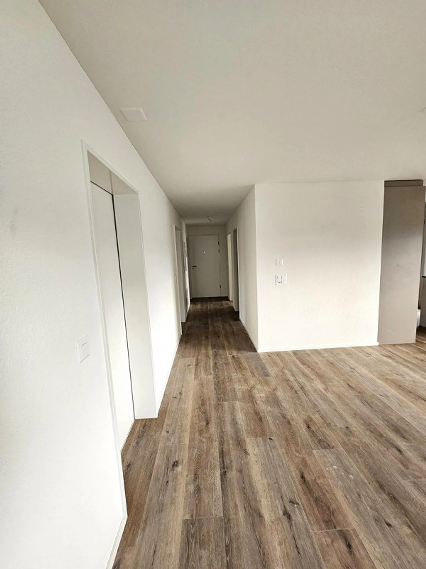 Modern 4.5 room apartment with large balcony - Photo 2 of 11