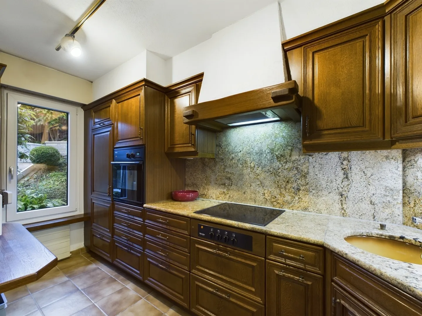 Charming, fully furnished apartment with weekly cleaning and breathtaking view - Photo 5 of 10