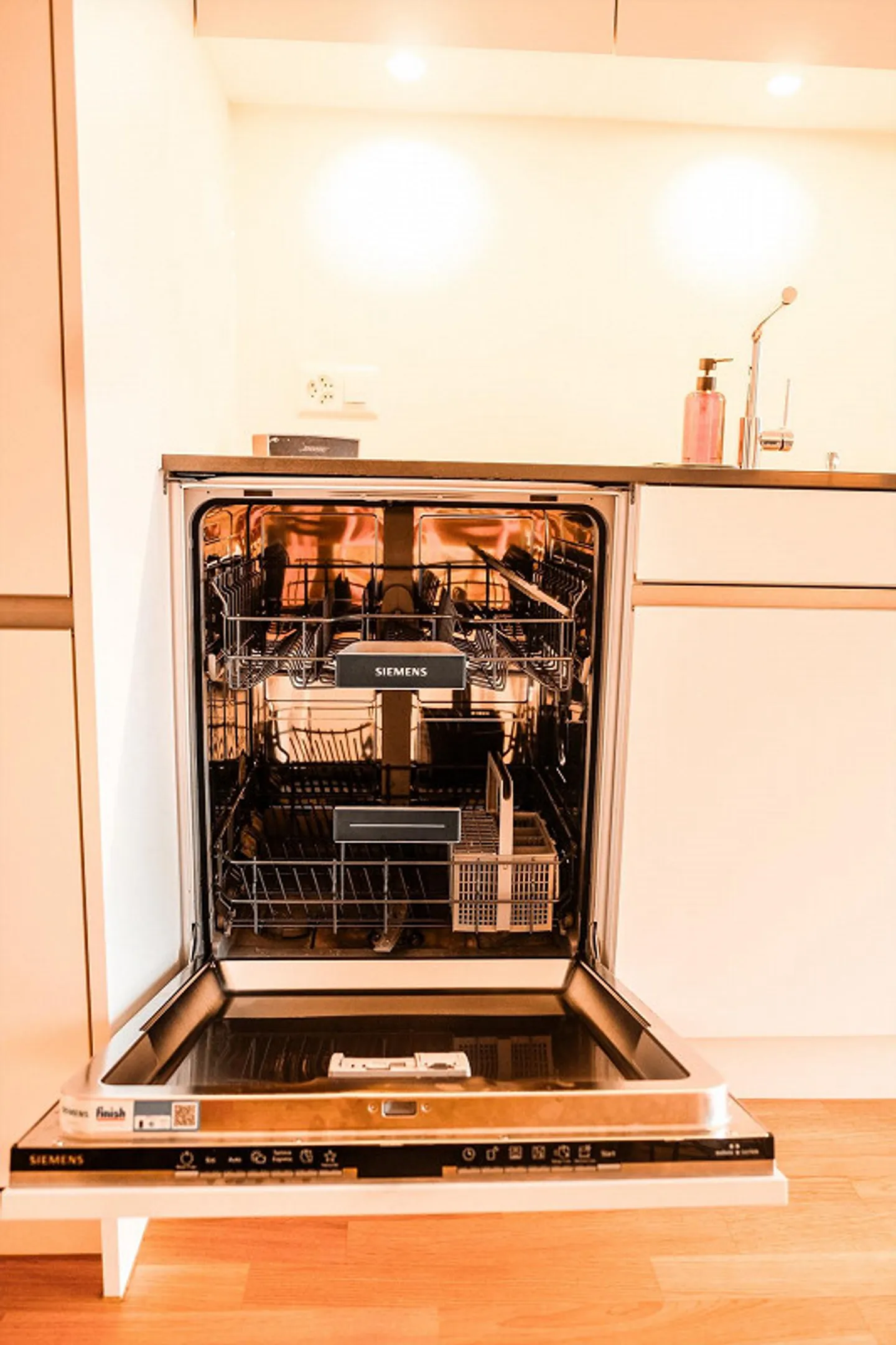 1 ½ Room Apartment with Sunny Balcony - Photo 6 of 18