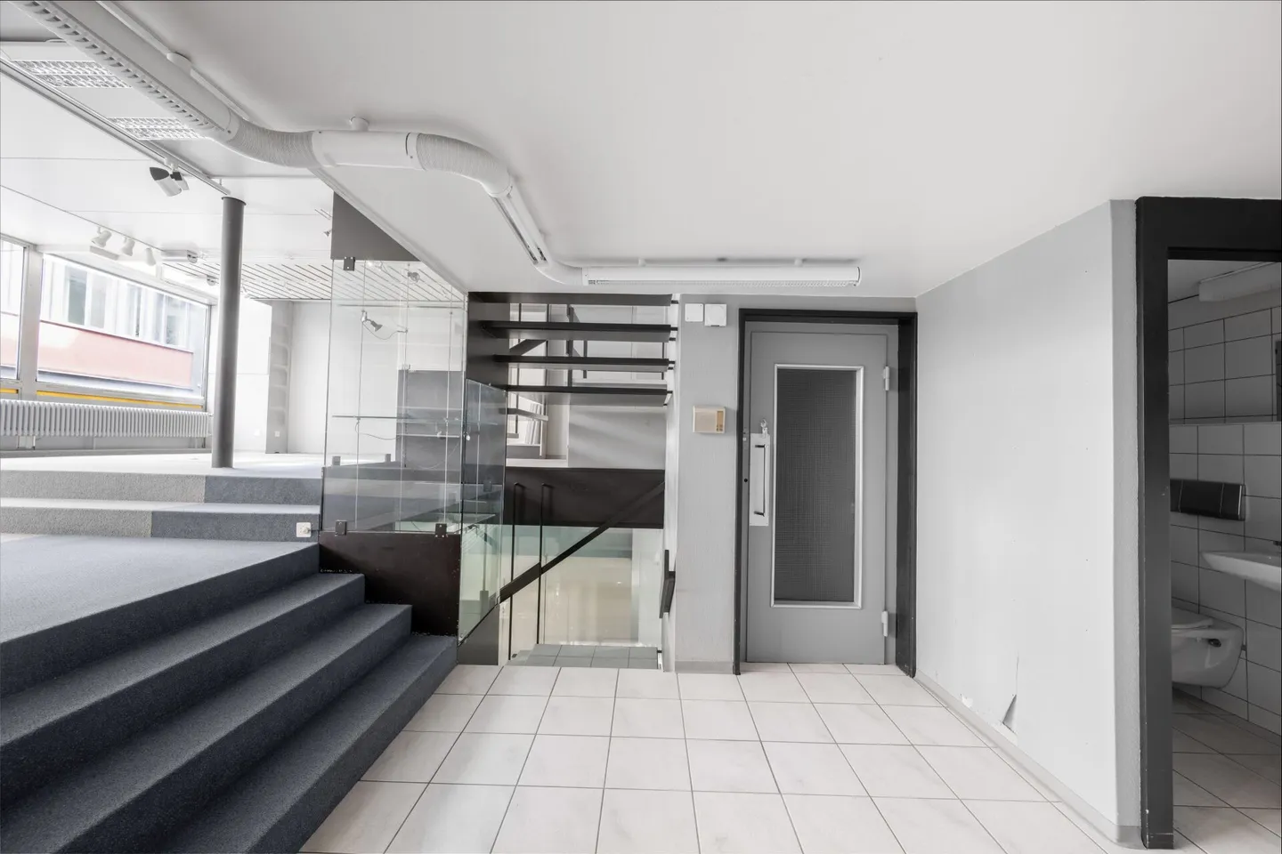 Extraordinary Commercial Space in the Heart of Neuchâtel - Photo 2 of 10