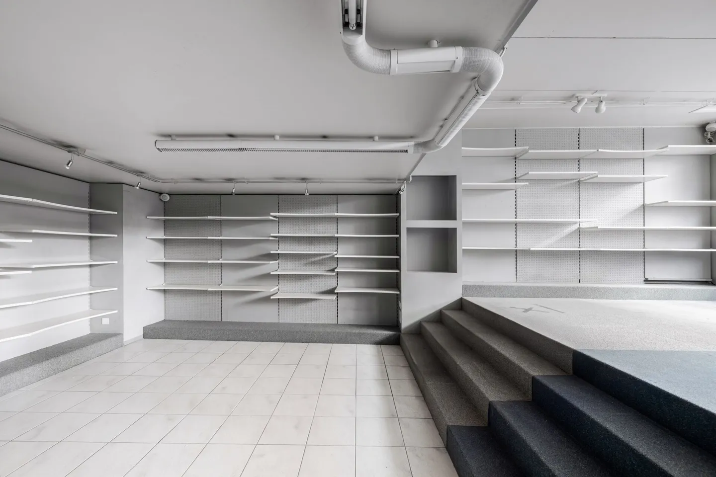 Extraordinary Commercial Space in the Heart of Neuchâtel - Photo 3 of 10