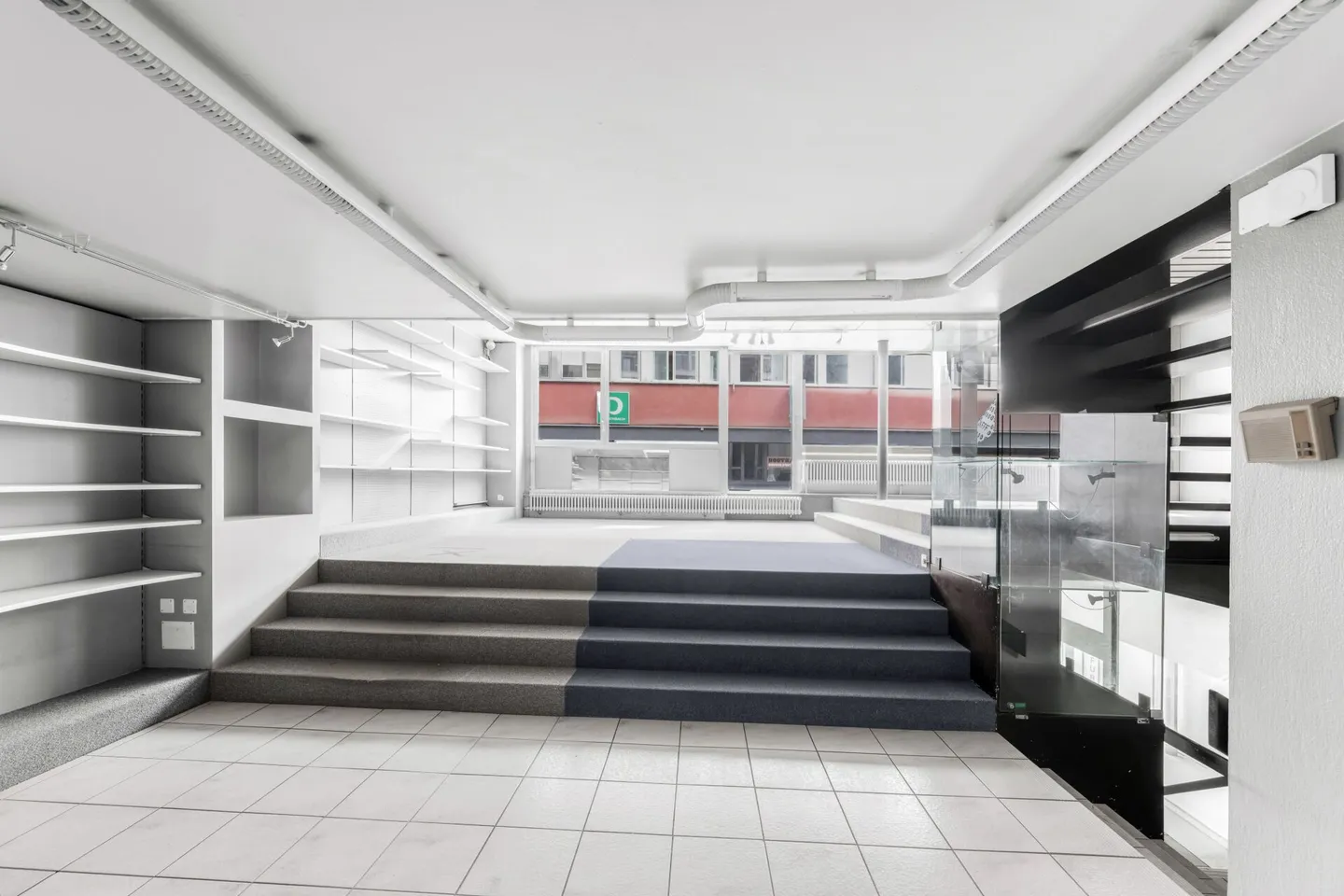 Extraordinary Commercial Space in the Heart of Neuchâtel - Photo 5 of 10