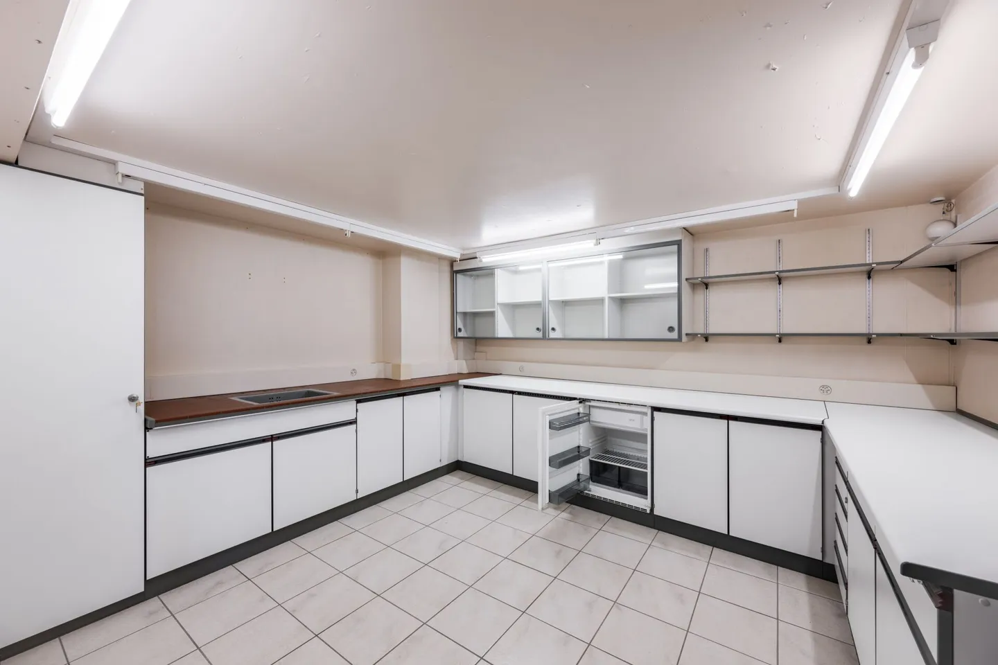 Extraordinary Commercial Space in the Heart of Neuchâtel - Photo 9 of 10