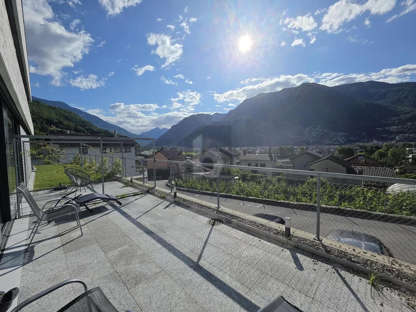 MODERNO, ACCOGLIENTE E LUMINOSO - Foto 2 di 3