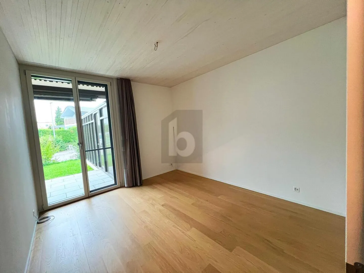 STANDARD DI PROPRIETÀ IN POSIZIONE TRANQUILLA - Foto 2 di 5