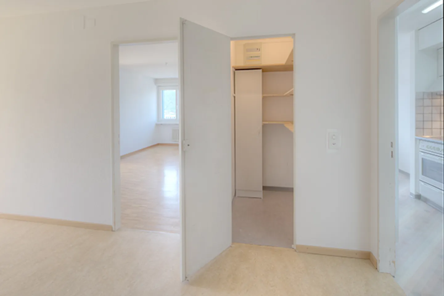 Mieten ohne Kaution - Wohnen über den Dächern im Zentrum von Wettingen! - Foto 10 von 11