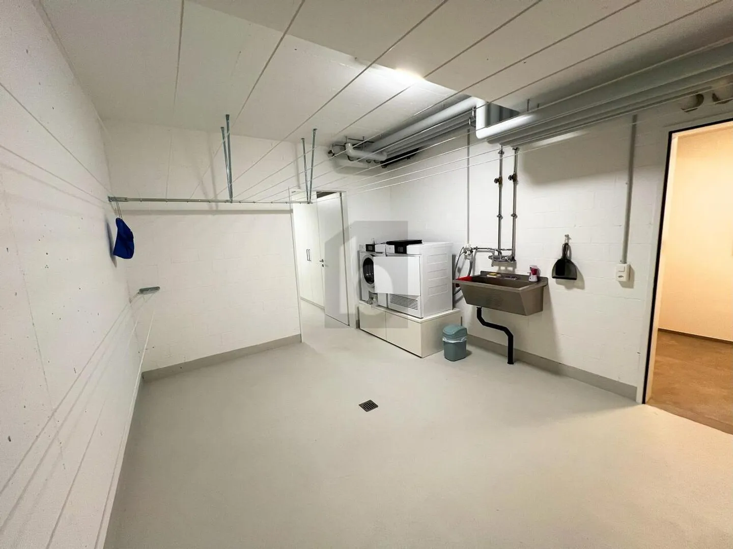 STANDARD DI PROPRIETÀ IN POSIZIONE TRANQUILLA - Foto 4 di 5