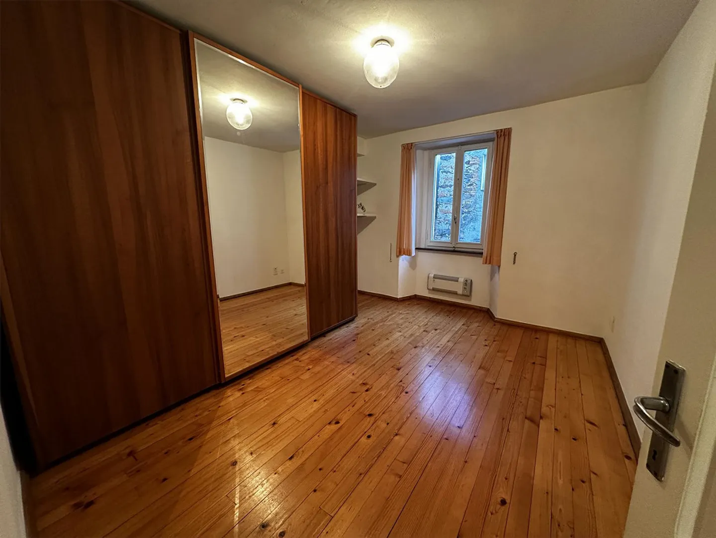 Morcote : résidence sur plusieurs niveaux avec cour privée, grotte et jardin - Photo 7 sur 13