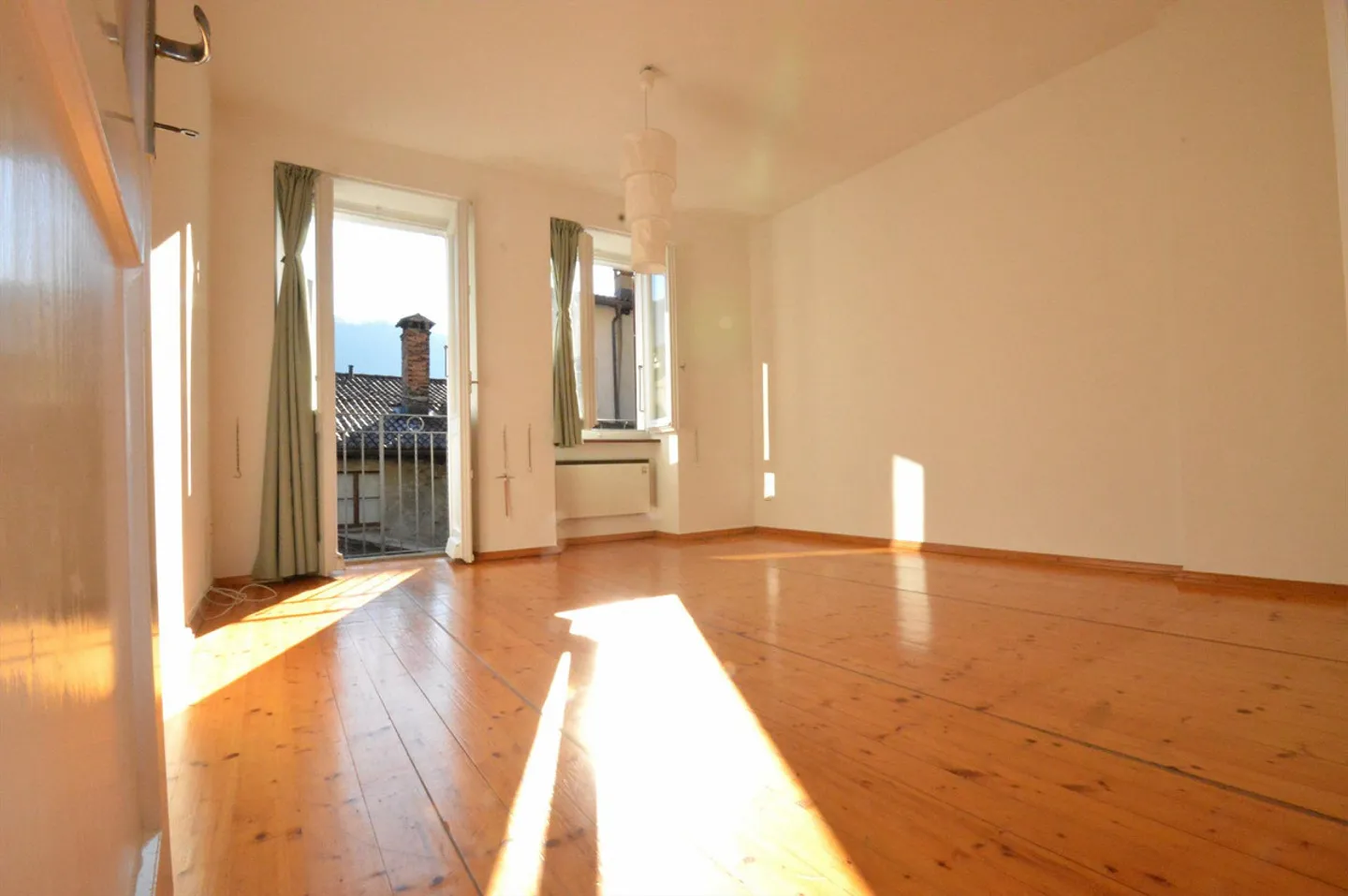 Morcote : résidence sur plusieurs niveaux avec cour privée, grotte et jardin - Photo 9 sur 13