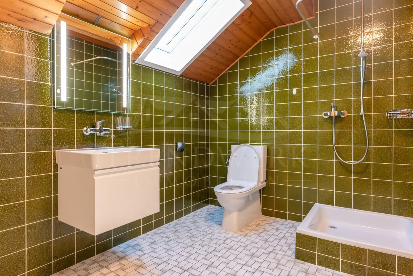 Casa unifamiliare di 6 stanze, tranquilla e luminosa a Ueberstorf - Foto 8 di 12
