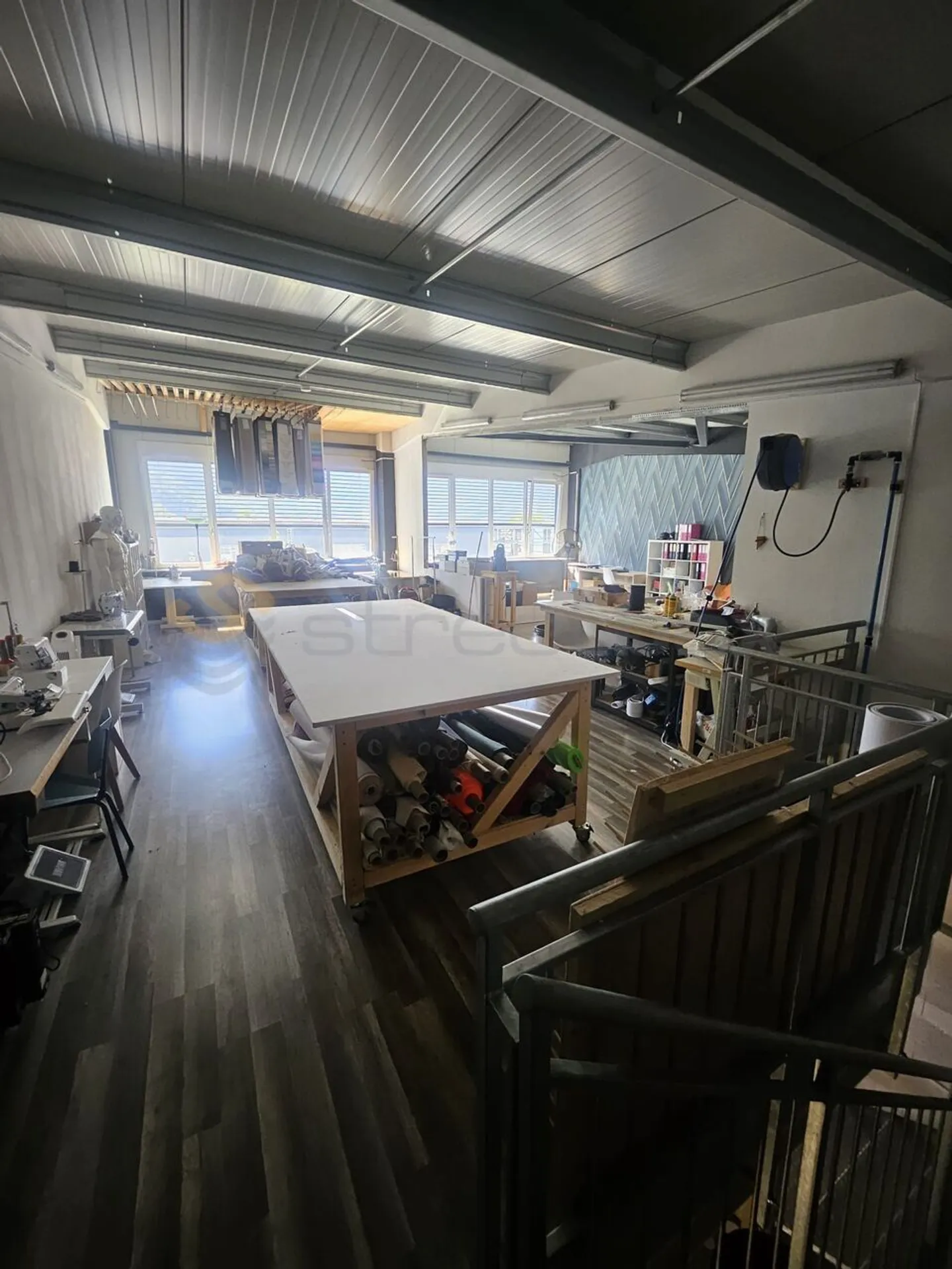 Mixed-use building for rent - Photo 5 of 6
